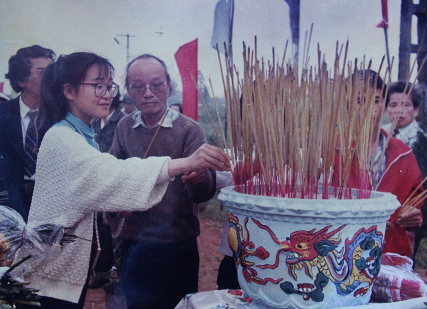 Takaya Hiroko - nữ sinh vi&ecirc;n Nhật Bản c&ugrave;ng gi&aacute;o sư Trần Quốc Vượng thắp hương tại Th&agrave;nh cổ Quảng Trị năm 1997. - Ảnh: H.T.T