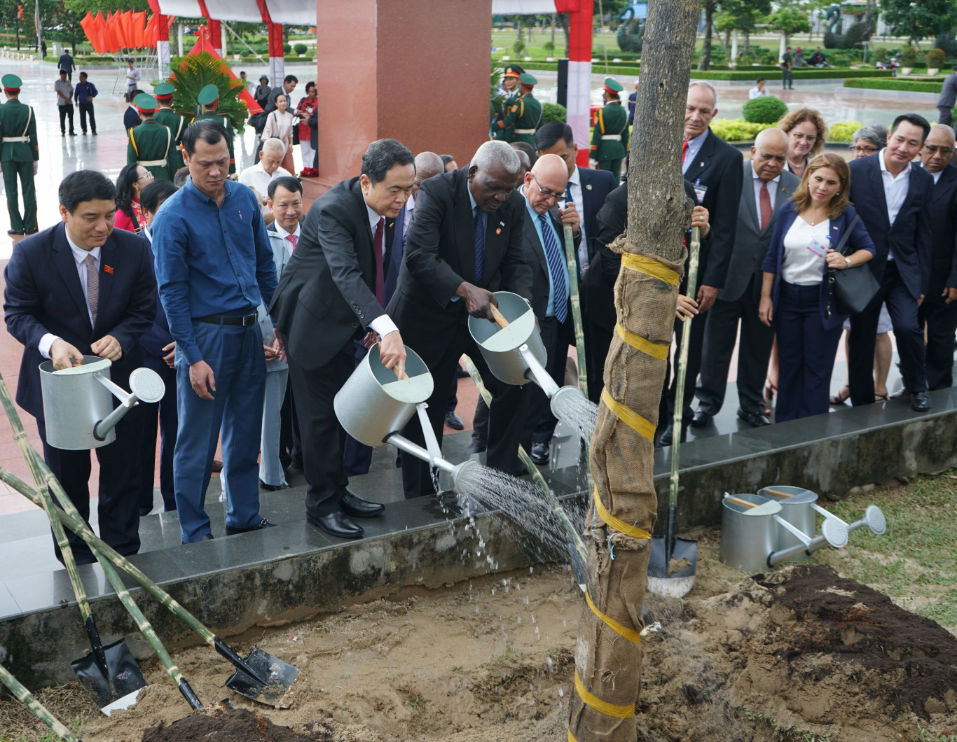 Đo&agrave;n đại biểu cấp cao Việt Nam &ndash; Cuba trồng c&acirc;y lưu niệm tại c&ocirc;ng vi&ecirc;n Fidel: Ảnh - L.T