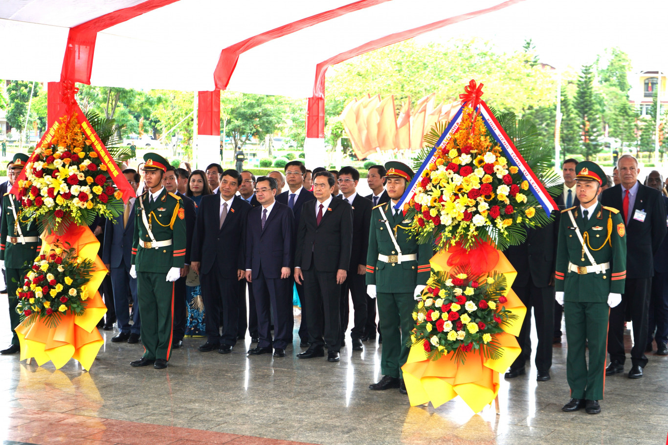 Đo&agrave;n đại biểu cấp cao Việt Nam &ndash; Cuba l&agrave;m lễ d&acirc;ng hoa tại Đ&agrave;i tưởng niệm L&atilde;nh tụ Fidel Castro (c&ocirc;ng vi&ecirc;n Fidel, TP Đ&ocirc;ng H&agrave;, tỉnh Quảng Trị): Ảnh - L.T