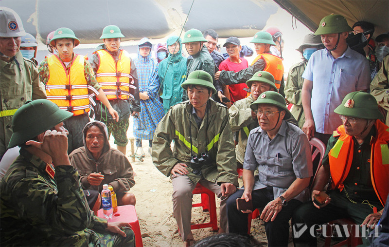 Ban chỉ đạo ứng cứu họp b&agrave;n phương &aacute;n ứng cứu c&aacute;c thuyền vi&ecirc;n mắc kẹt tr&ecirc;n t&agrave;u Vietship 01