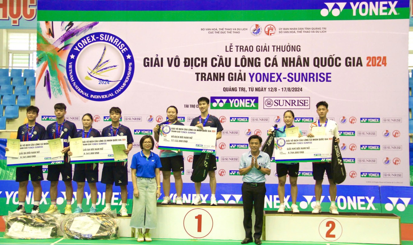 Ban tổ chức trao HCV, HCB, HCĐ k&egrave;m theo tiền thưởng v&agrave; qu&agrave; tặng cho c&aacute;c đ&ocirc;i VĐV ở nội dung đ&ocirc;i nam nữ - Ảnh: MĐ
