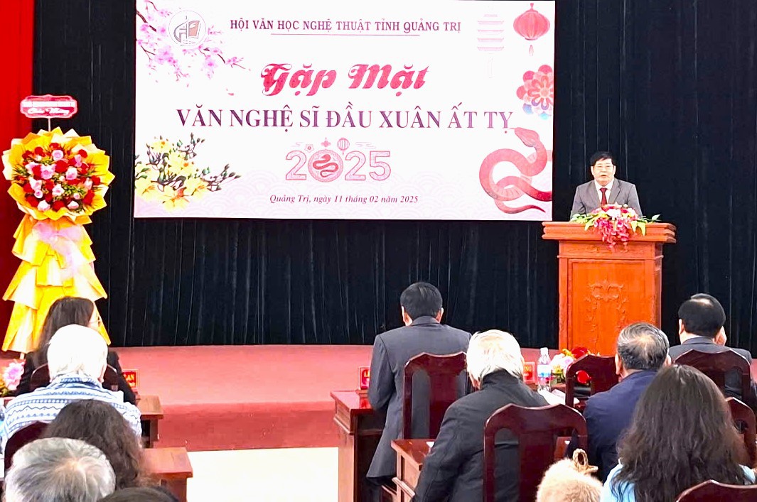 Chủ tịch Hội VHNT - Nguyễn Văn D&ugrave;ng ph&aacute;t biểu tại buổi gặp mặt - Ảnh: L.T