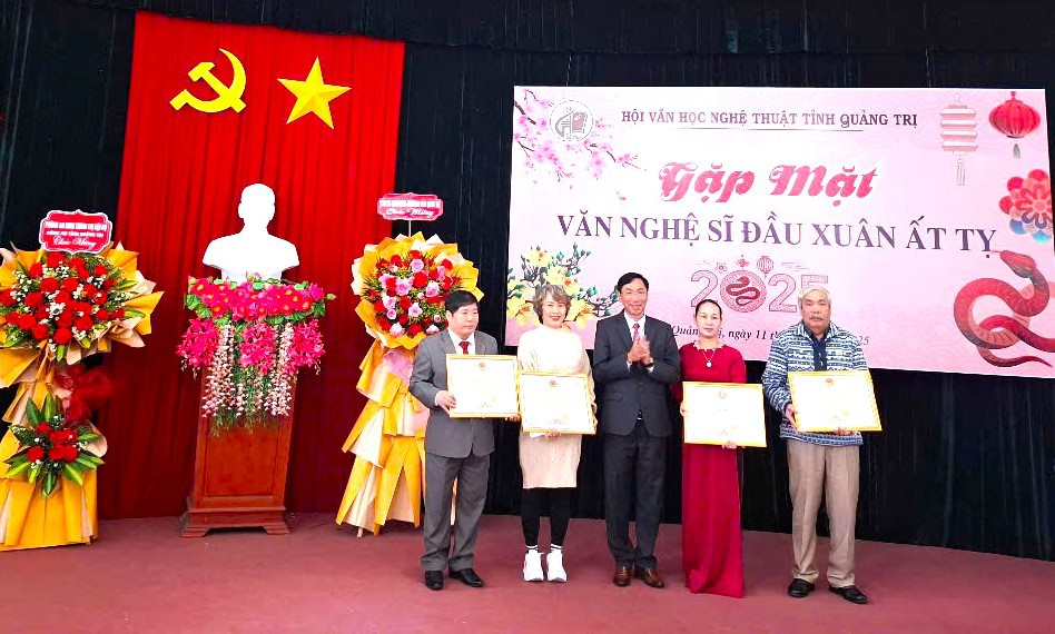 Trao danh hiệu lao động xuất sắc của Chủ tịch UBND tỉnh cho c&aacute;c c&aacute; nh&acirc;n thuộc Hội VHNT tỉnh - Ảnh: L.T