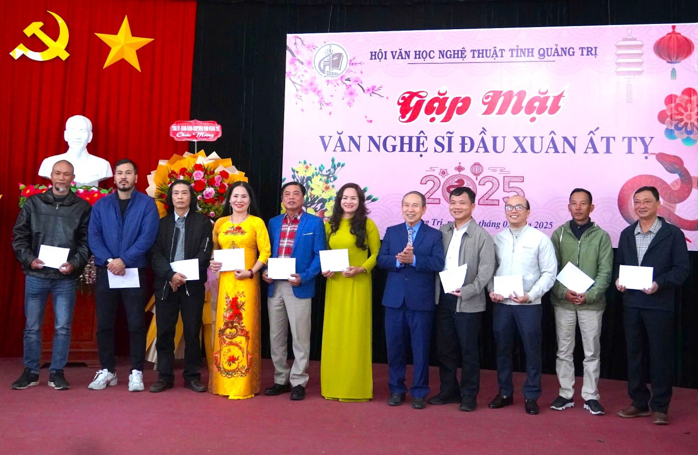 Hội VHNT tỉnh trao quyết định kết nạp hội vi&ecirc;n mới - Ảnh: L.T