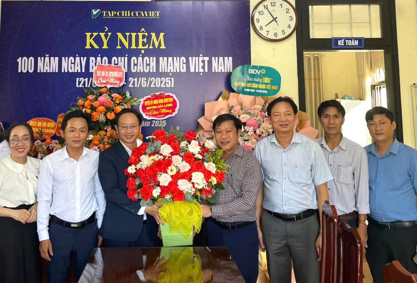 Huyện ủy-HĐND-UBND-UBMTTQVN huyện Hải Lăng tặng hoa chúc mừng