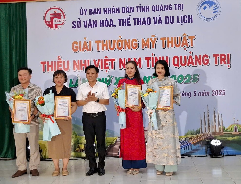 Ban tổ chức trao 4 giải toàn đoàn cho những đơn vị có phong trào vẽ tranh thiếu nhi nổi bật - Ảnh: L.T