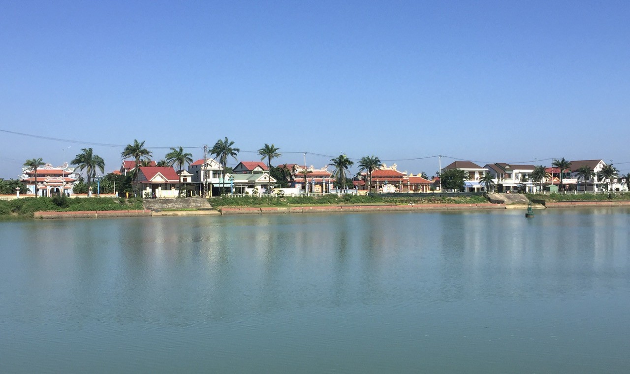 S&ocirc;ng Hiếu chảy qua những x&oacute;m l&agrave;ng thanh b&igrave;nh trước khi h&ograve;a v&agrave;o cửa biển - Ảnh Đ.T.T