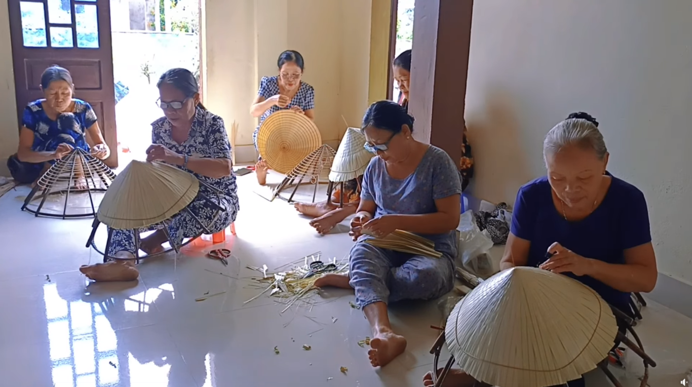 C&aacute;c b&agrave;, c&aacute;c mẹ vẫn cần mẫn chằm n&oacute;n l&aacute; truyền thống - Ảnh: HLHPN Hải Phong