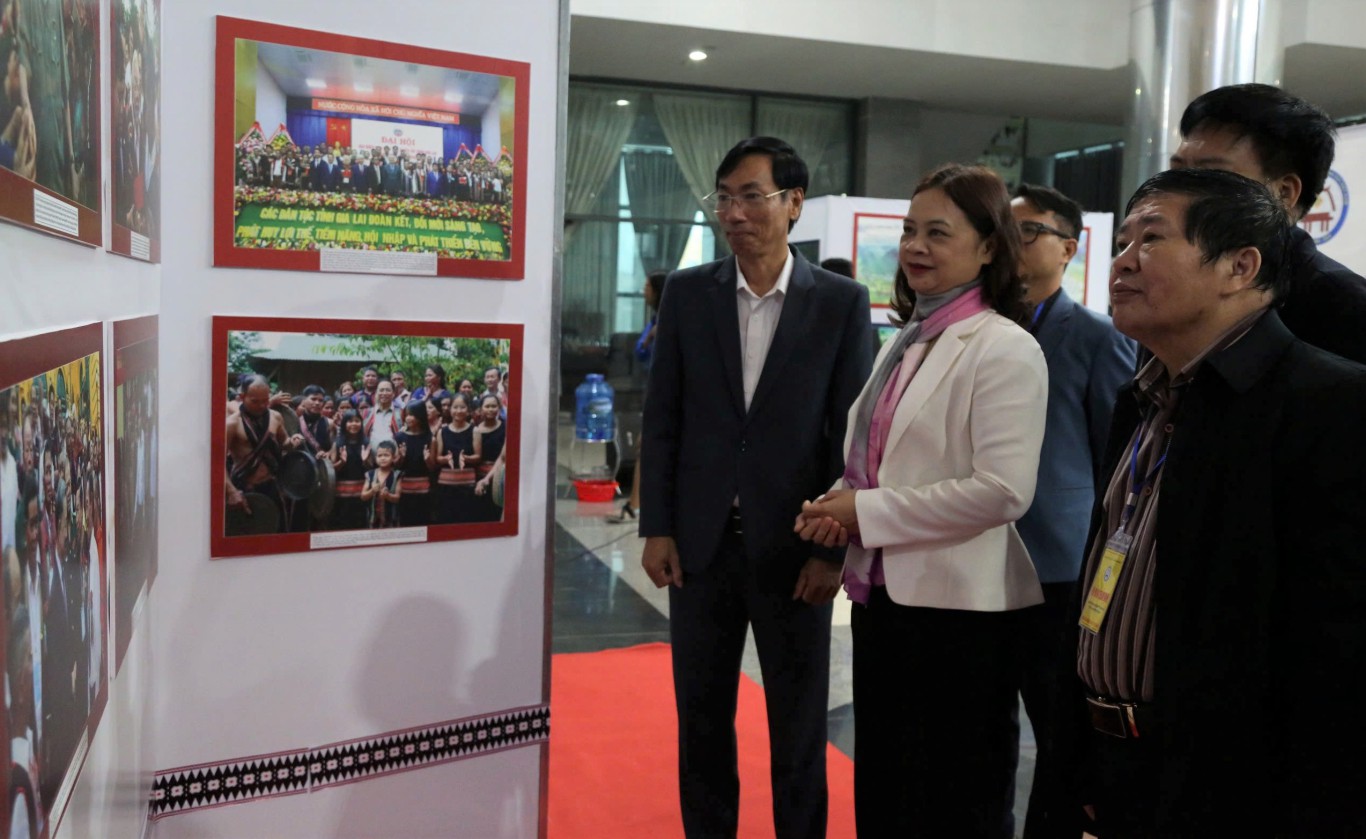 C&aacute;c đại biểu tham quan Kh&ocirc;ng gian trưng b&agrave;y ảnh &ldquo;C&aacute;c d&acirc;n tộc thiểu số Việt Nam đồng h&agrave;nh c&ugrave;ng sự ph&aacute;t triển đất nước&rdquo; - Ảnh: T.Đ
