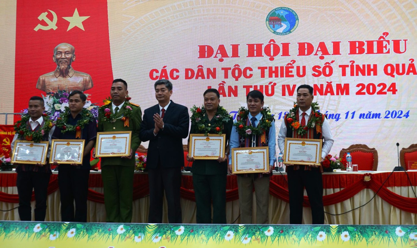 Ủy vi&ecirc;n dự khuyết Trung ương Đảng, Thứ trưởng, Ph&oacute; Chủ nhiệm Ủy ban D&acirc;n tộc Y Vinh Tơr trao tặng bằng khen của Bộ trưởng- Chủ nhiệm Ủy ban D&acirc;n tộc cho c&aacute;c tập thể, c&aacute; nh&acirc;n c&oacute; th&agrave;nh t&iacute;ch xuất sắc trong thực hiện c&aacute;c ch&iacute;nh s&aacute;ch d&acirc;n tộc - Ảnh: L.T