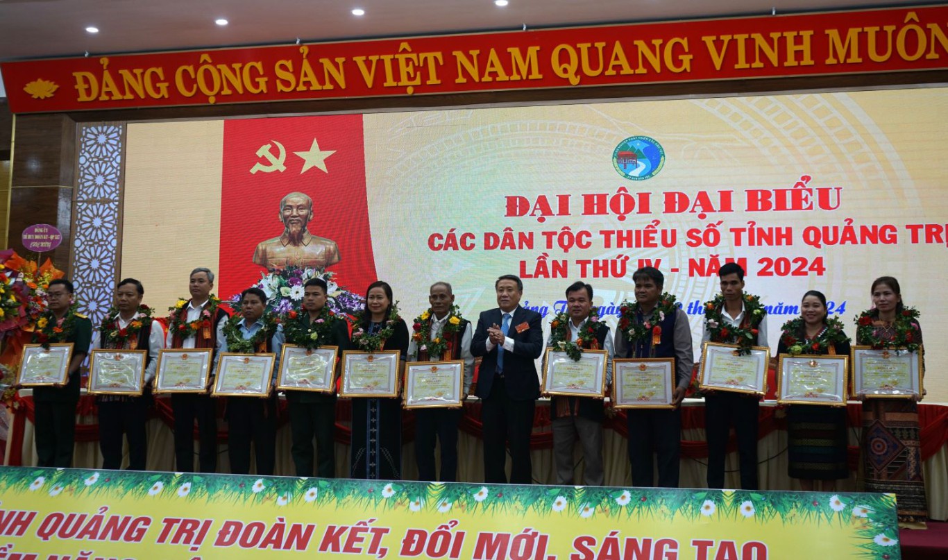 Đồng ch&iacute; H&agrave; Sỹ Đồng thay mặt UBND tỉnh Quảng Trị tặng bằng khen cho c&aacute;c c&aacute; nh&acirc;n c&oacute; đ&oacute;ng g&oacute;p v&agrave;o sự ph&aacute;t triển kinh tế x&atilde; hội v&ugrave;ng đồng b&agrave;o DTTS tỉnh Quảng Trị - Ảnh: L.T