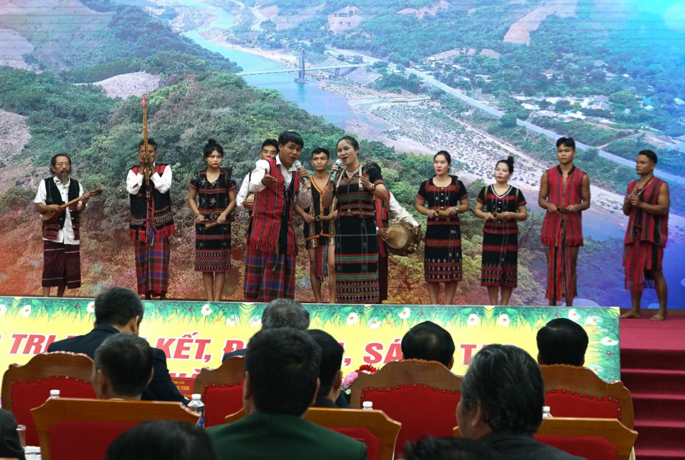 Biểu diễn văn nghệ ch&agrave;o mừng tại Đại hội - Ảnh: L.T