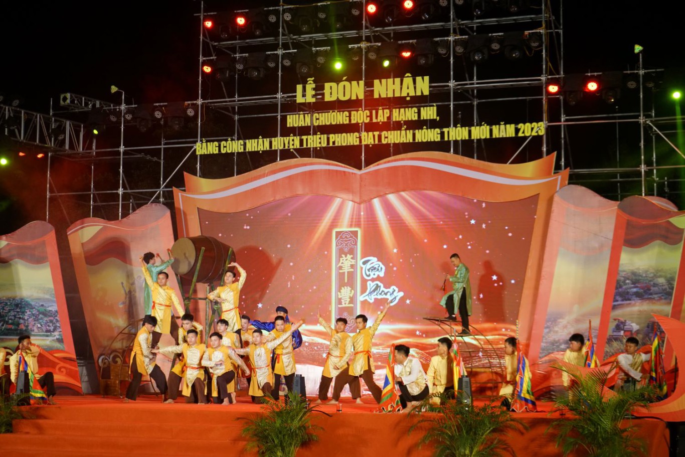Văn nghệ ch&agrave;o mừng tại buổi lễ - Ảnh: L.T