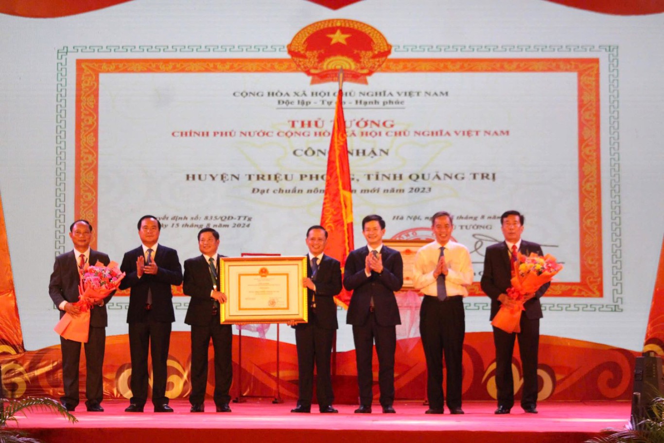 L&atilde;nh đạo tỉnh Quảng Trị trao quyết định c&ocirc;ng nhận huyện Triệu Phong đạt chuẩn n&ocirc;ng th&ocirc;n mới năm 2023 - Ảnh: L.T
