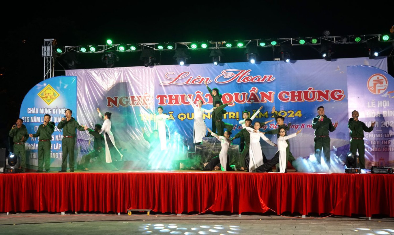 Tiết mục m&uacute;a h&aacute;t nghệ thuật tại Li&ecirc;n hoan - Ảnh: L.T