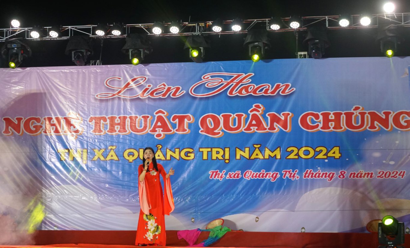 Tiết mục đơn ca tại Li&ecirc;n hoan - Ảnh: L.T