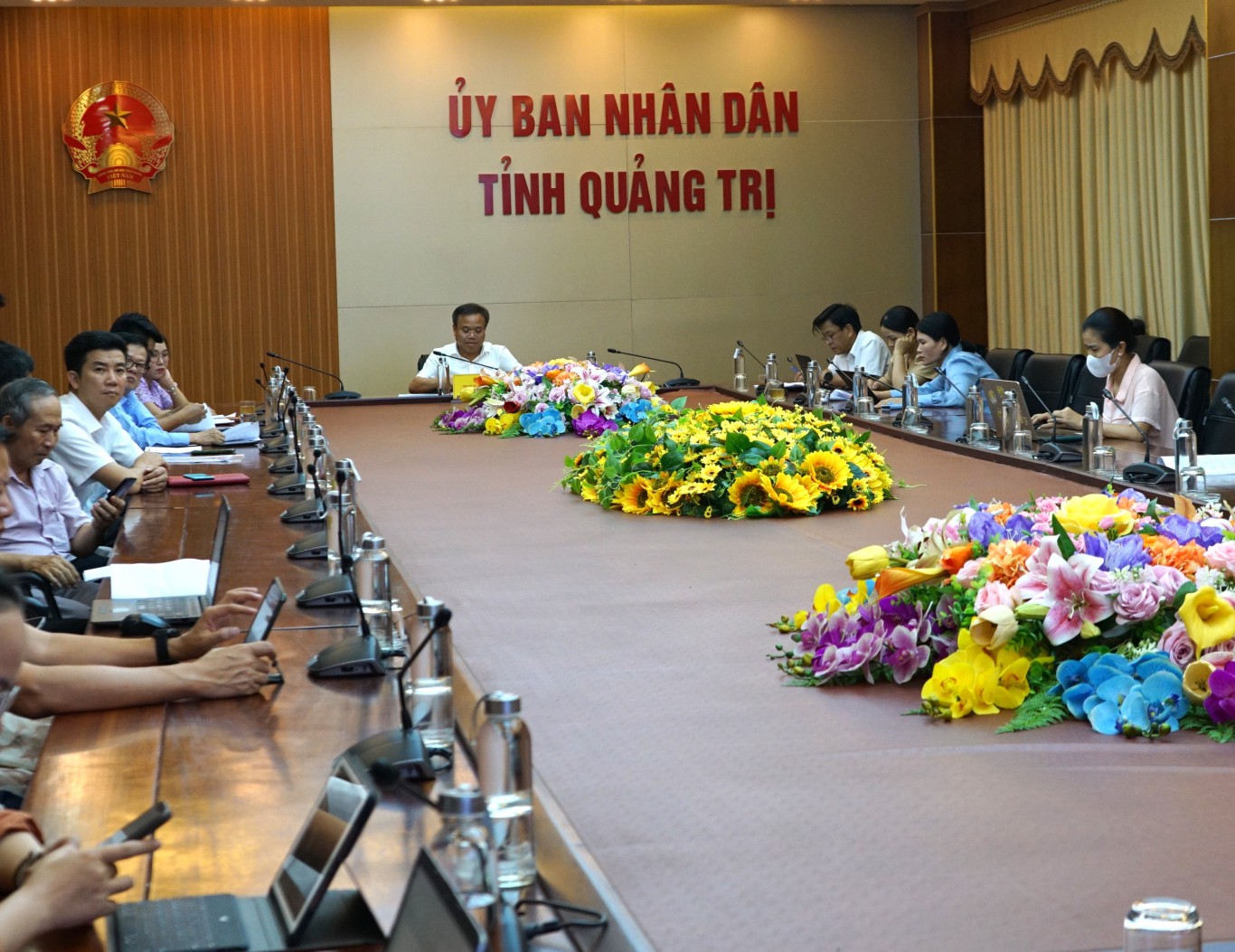 Phó Chủ tịch UBND tỉnh Quảng Trị dự tại điểm cầu Quảng Trị - Ảnh: L.T