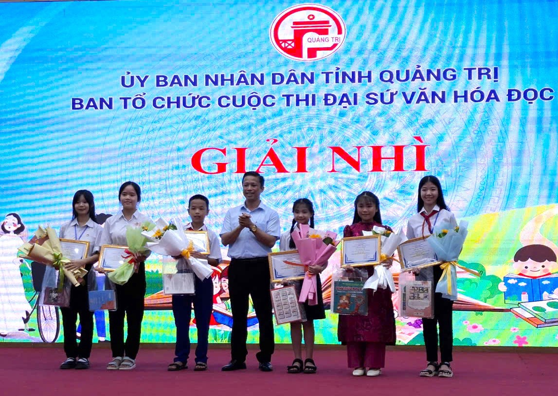 Trao giải Nh&igrave; cho c&aacute;c học sinh c&oacute; b&agrave;i dự thi tốt - Ảnh: L.T
