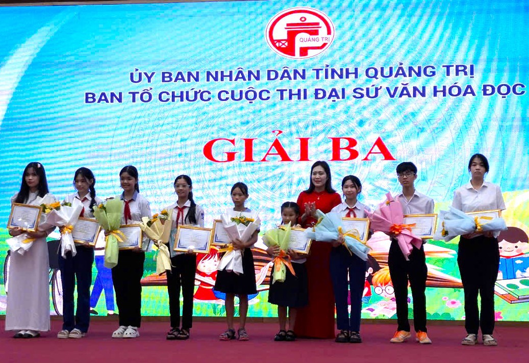 C&aacute;c học sinh đ&atilde; đạt giải Ba trong cuộc thi - Ảnh: L.T
