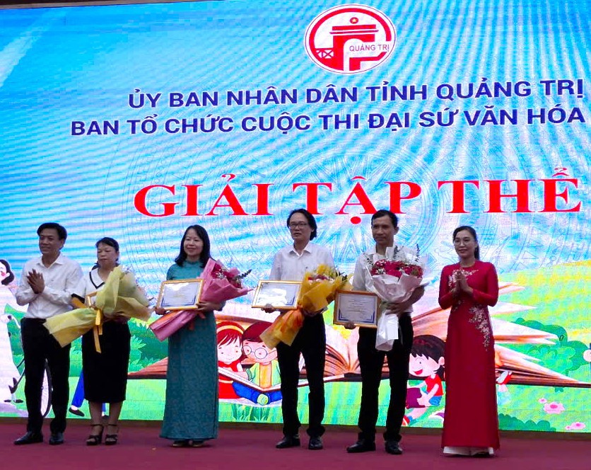 Trao giải tập thể cho 4 đơn vị đạt th&agrave;nh t&iacute;ch xuất sắc - Ảnh: L.T