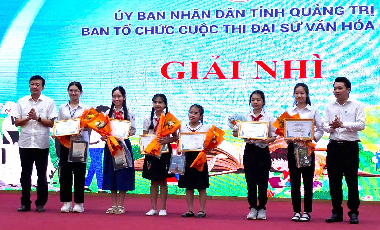 Ban tổ chức trao giải Nhì cho các học sinh có bài dự thi tốt - Ảnh: L.T
