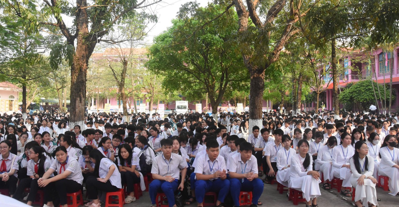 Đông đảo học sinh các trường học trên địa bàn TP. Đông Hà tham dự ngày Ngày Sách và Văn hóa đọc - Ảnh: L.T