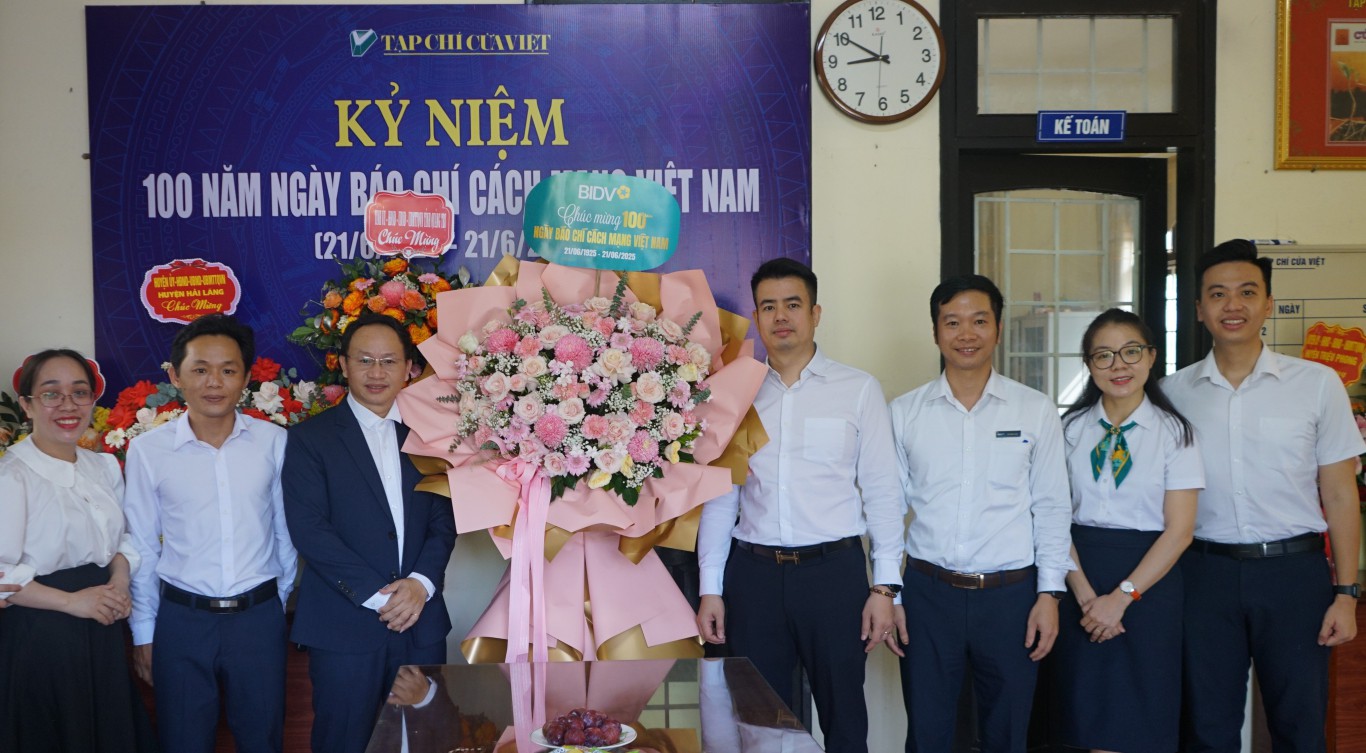 Ngân hàng Đầu tư và Phát triển tặng hoa chúc mừng