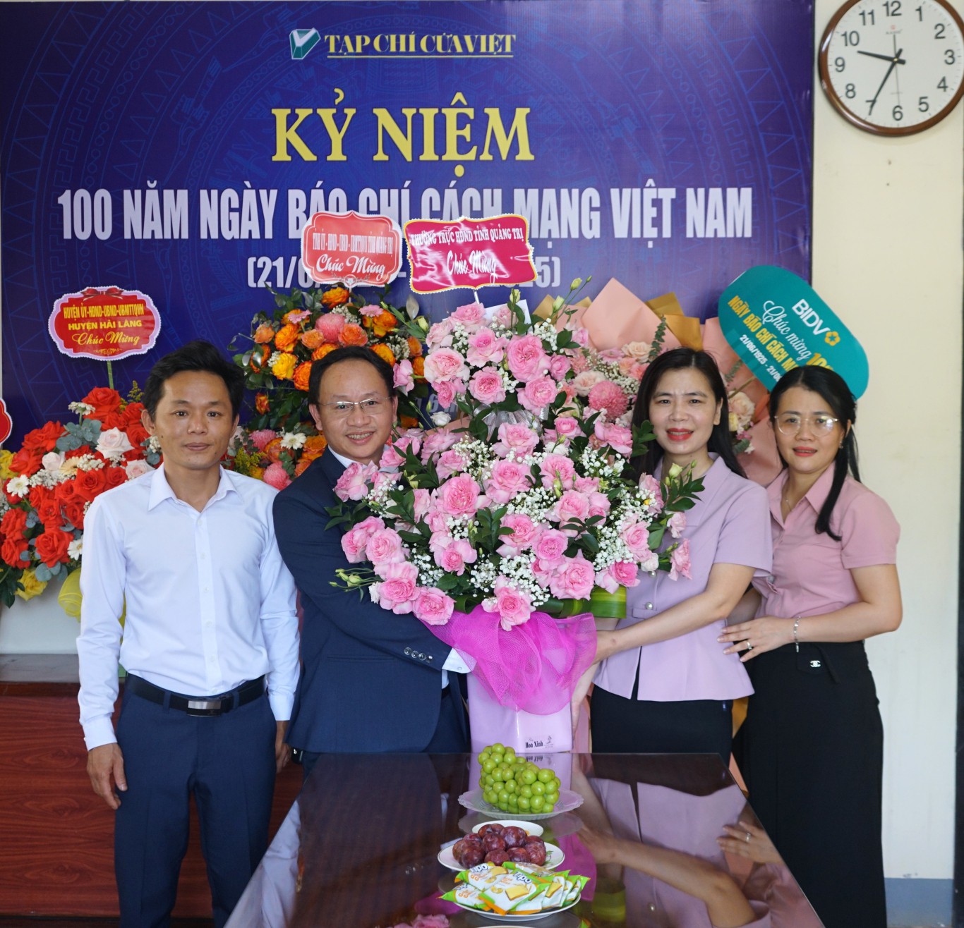 Thường trực Hội đồng nhân dân tặng hoa chúc mừng