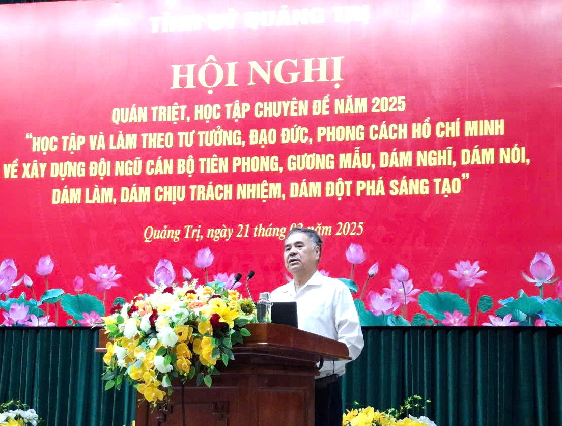 PGS-TS Nguyễn Viết Th&ocirc;ng, nguy&ecirc;n Tổng thư k&yacute; Hội đồng L&yacute; luận Trung ương b&aacute;o c&aacute;o chuy&ecirc;n đề tại Hội nghị - Ảnh: L.T
