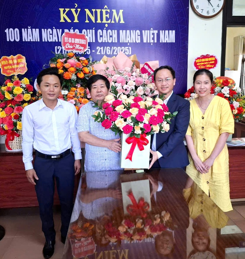 Hội VHNT tỉnh tặng hoa chúc mừng