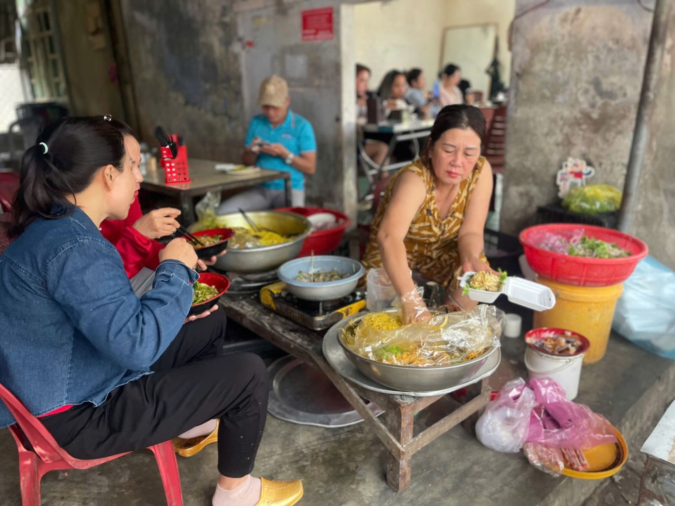 Một g&oacute;c ng&atilde; tư &ldquo;ăn h&agrave;ng&rdquo; đường Kim Đồng, phường 2 - Ảnh: K.A   