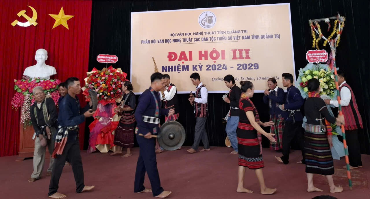 Biểu diễn m&uacute;a truyền thống của đồng b&agrave;o Pa K&ocirc; tại đại hội - Ảnh: L.T