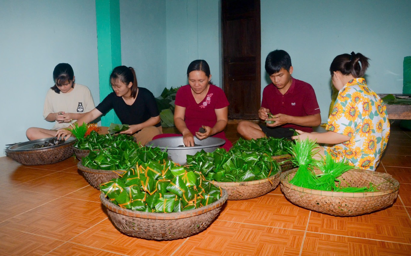 Nghề b&aacute;nh &iacute;t l&aacute; gai l&agrave;ng Đại H&agrave;o c&oacute; từ l&acirc;u đời - Ảnh: Tr&uacute;c An