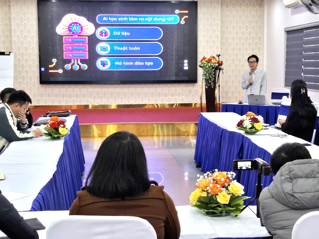Tiến sĩ Lương Đ&ocirc;ng Sơn, hướng dẫn những kiến thức cơ bản về AI - Ảnh: L.T