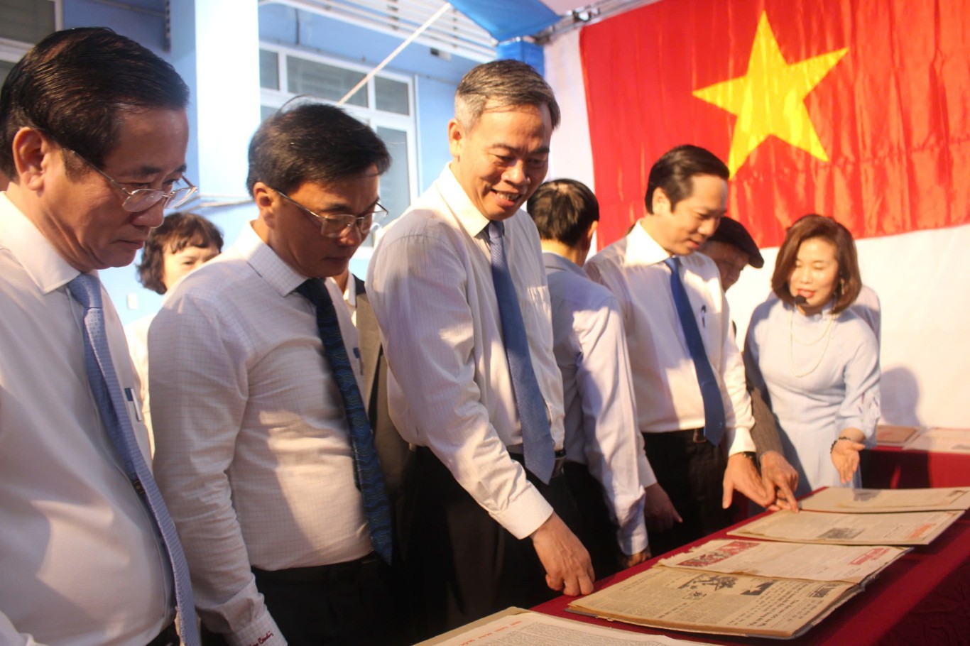 Các đại biểu tham quan không gian trưng bày “Báo chí cách mạng Việt Nam: Một thế kỷ xung trận và tự hào báo chí Quảng Trị” - Ảnh: L.T