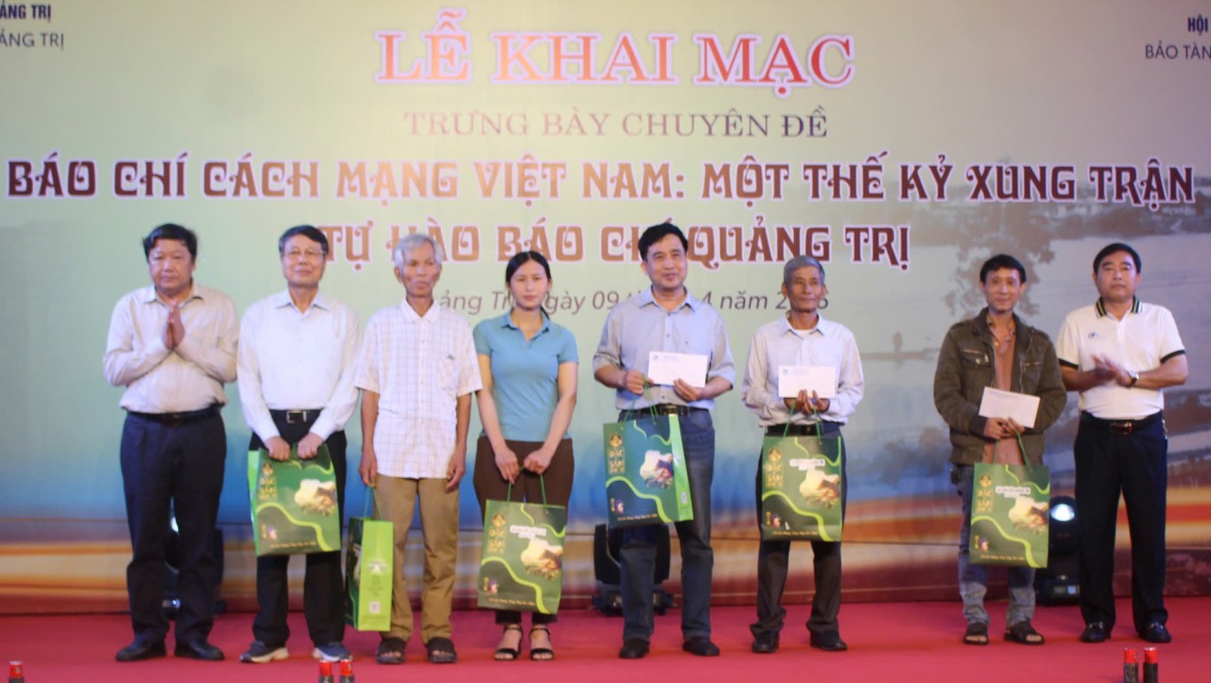 Trao quà đến thân nhân các nhà báo liệt sĩ người Quảng Trị - Ảnh: L.T