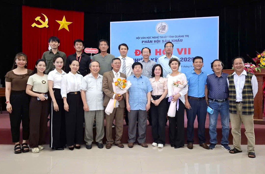 C&aacute;c đại biểu tham dự đại hội chụp ảnh lưu niệm - Ảnh: L.T