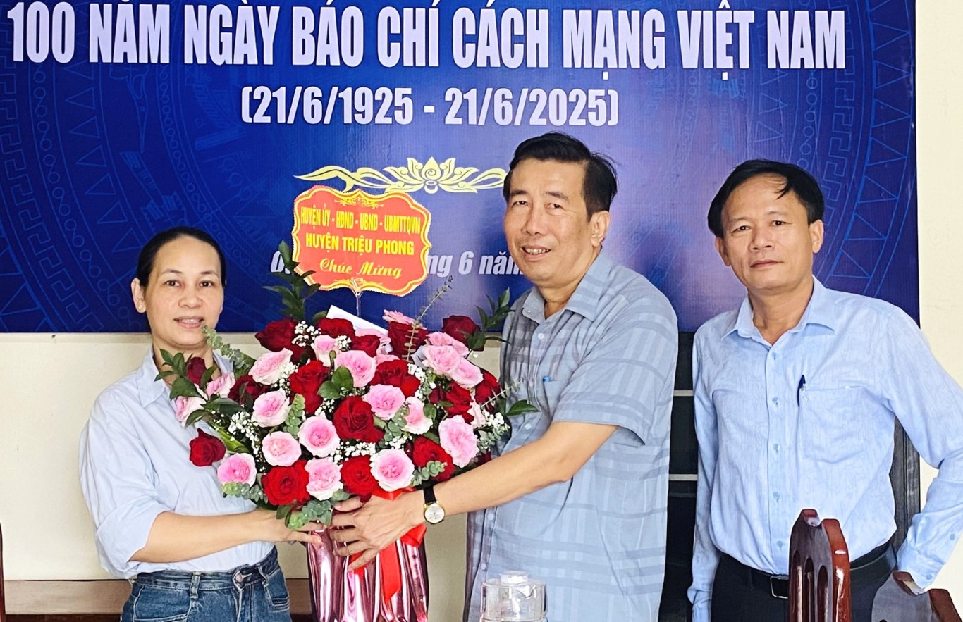 Huyện ủy-HĐND-UBND-UBMTTQVN huyện Triệu Phong tặng hoa chúc mừng