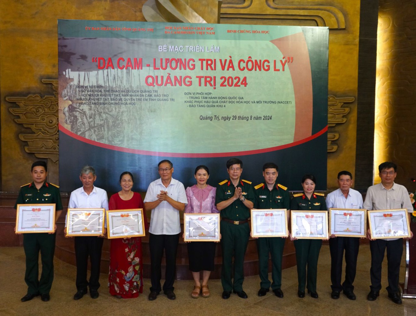 Đại t&aacute;, TS Phạm Xu&acirc;n Hưng, Ph&oacute; Chủ tịch Hội Nạn nh&acirc;n chất độc da cam/dioxin Việt Nam v&agrave; đồng ch&iacute; Nguyễn Huy H&ugrave;ng, Ph&oacute; Gi&aacute;m đốc Sở Văn h&oacute;a Thể thao v&agrave; Du lịch tặng hoa v&agrave; bằng khen cho c&aacute;c tập thể c&oacute; nhiều đ&oacute;ng g&oacute;p cho sự th&agrave;nh c&ocirc;ng của Triển l&atilde;m -Ảnh: L.T