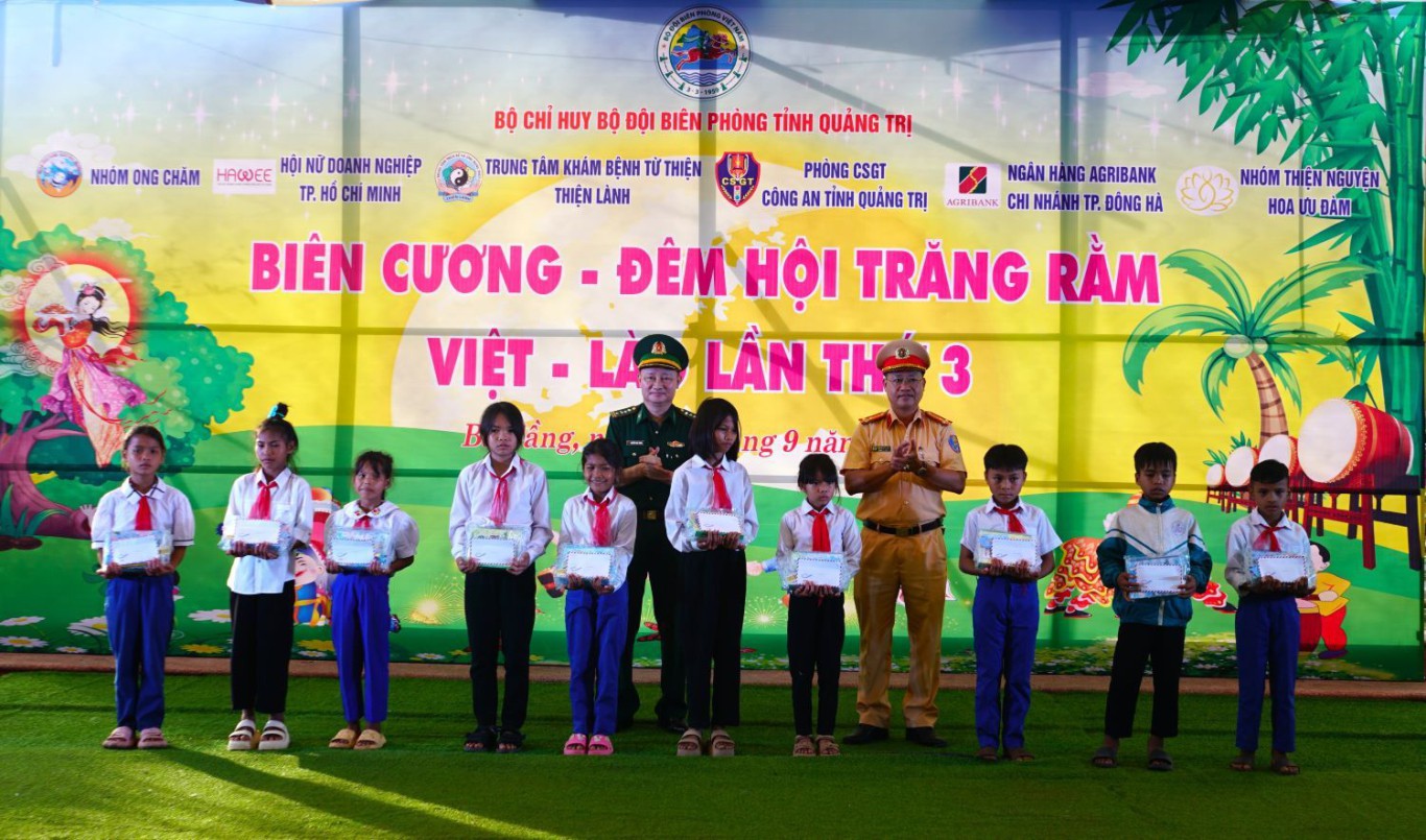 Đại t&aacute; Nguyễn Nam Trung - UVBTV - Chủ nhiệm ch&iacute;nh trị BĐBP tỉnh v&agrave; Thượng t&aacute; Phan Việt Hải - Ph&oacute; ph&ograve;ng CSGT tỉnh trao qu&agrave; cho học sinh c&oacute; th&agrave;nh t&iacute;ch học tập tốt - Ảnh: L.T