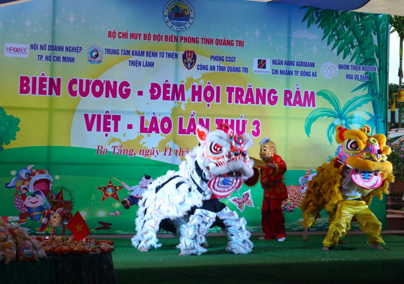 Tiết mục m&uacute;a l&acirc;n tại chương đ&ecirc;m hội trăng rằm - Ảnh: L.T