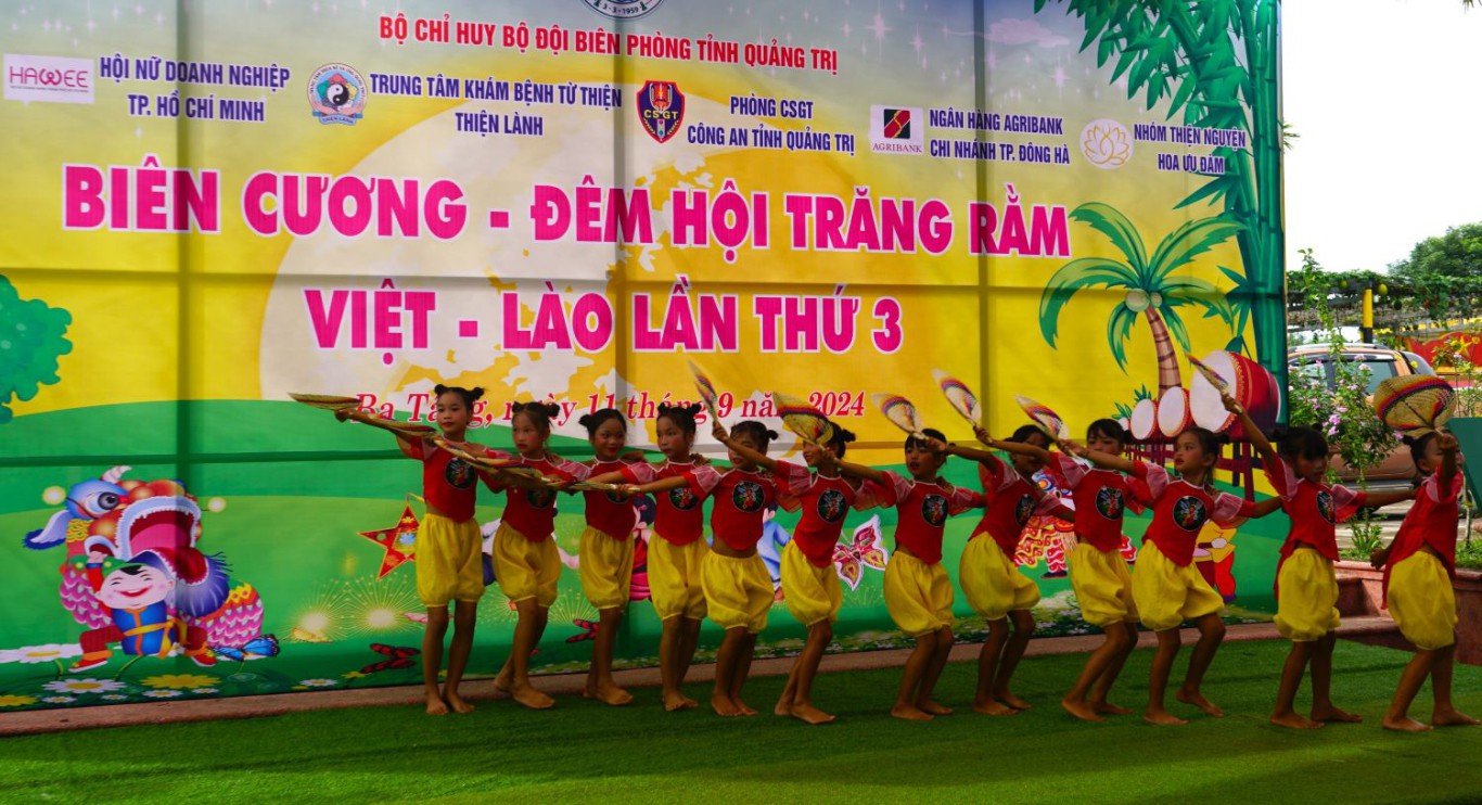 Tiết mục m&uacute;a mở đầu đ&ecirc;m hội trăng rằm - Ảnh: L.T
