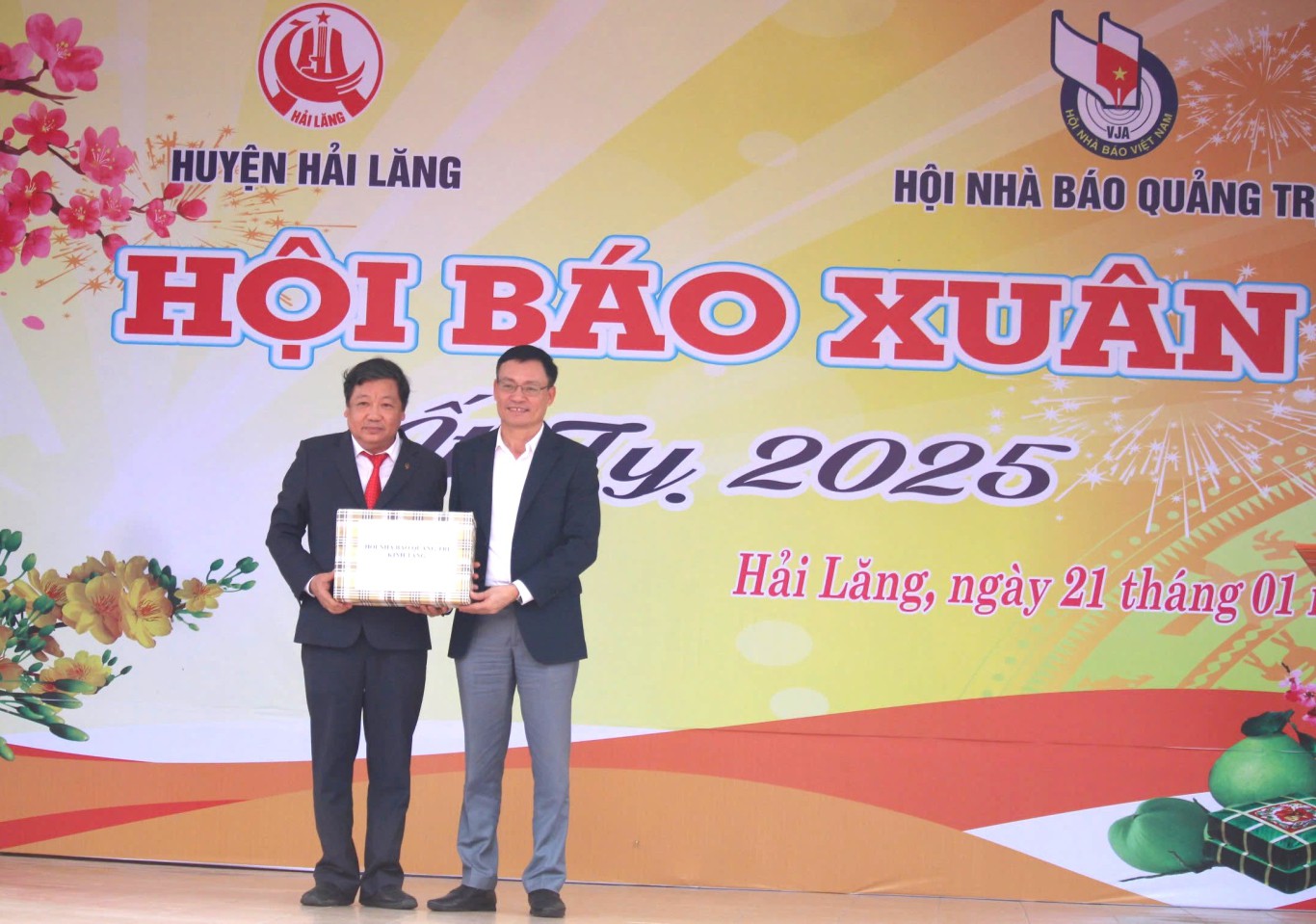 Tổng Bi&ecirc;n tập B&aacute;o Quảng Trị, Chủ tịch Hội Nh&agrave; b&aacute;o tỉnh Trương Đức Minh Tứ trao tặng ấn phẩm b&aacute;o ch&iacute; cho huyện Hải Lăng - Ảnh: L.T
