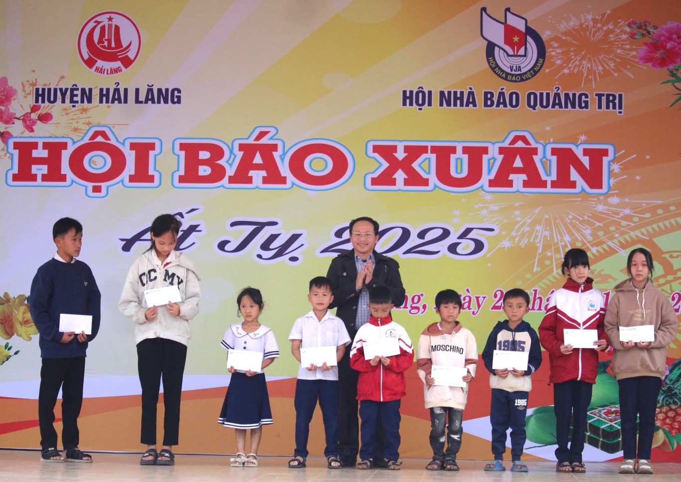 Ph&oacute; Tổng bi&ecirc;n tập Tạp ch&iacute; Cửa Việt trao qu&agrave; tại Hội b&aacute;o xu&acirc;n 2025 - Ảnh: L.T