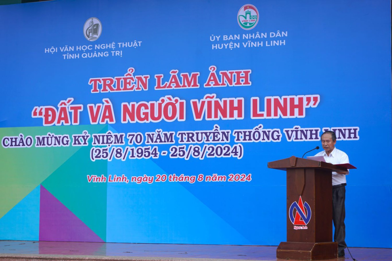 Ph&oacute; chủ tịch thường trực Hội VHNT tỉnh Hồ Thanh Thoan ph&aacute;t biểu khai mạc triễn l&atilde;m - Ảnh: L.T