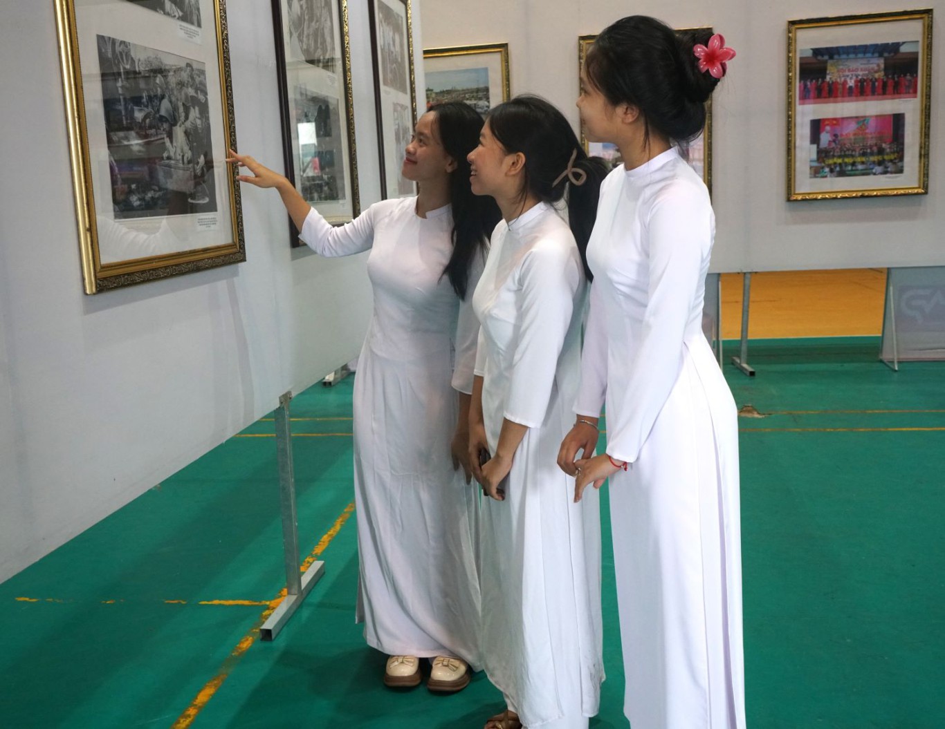 C&aacute;c em học sinh tr&ecirc;n địa b&agrave;n tham quan tại triễn l&atilde;m - Ảnh: L.T